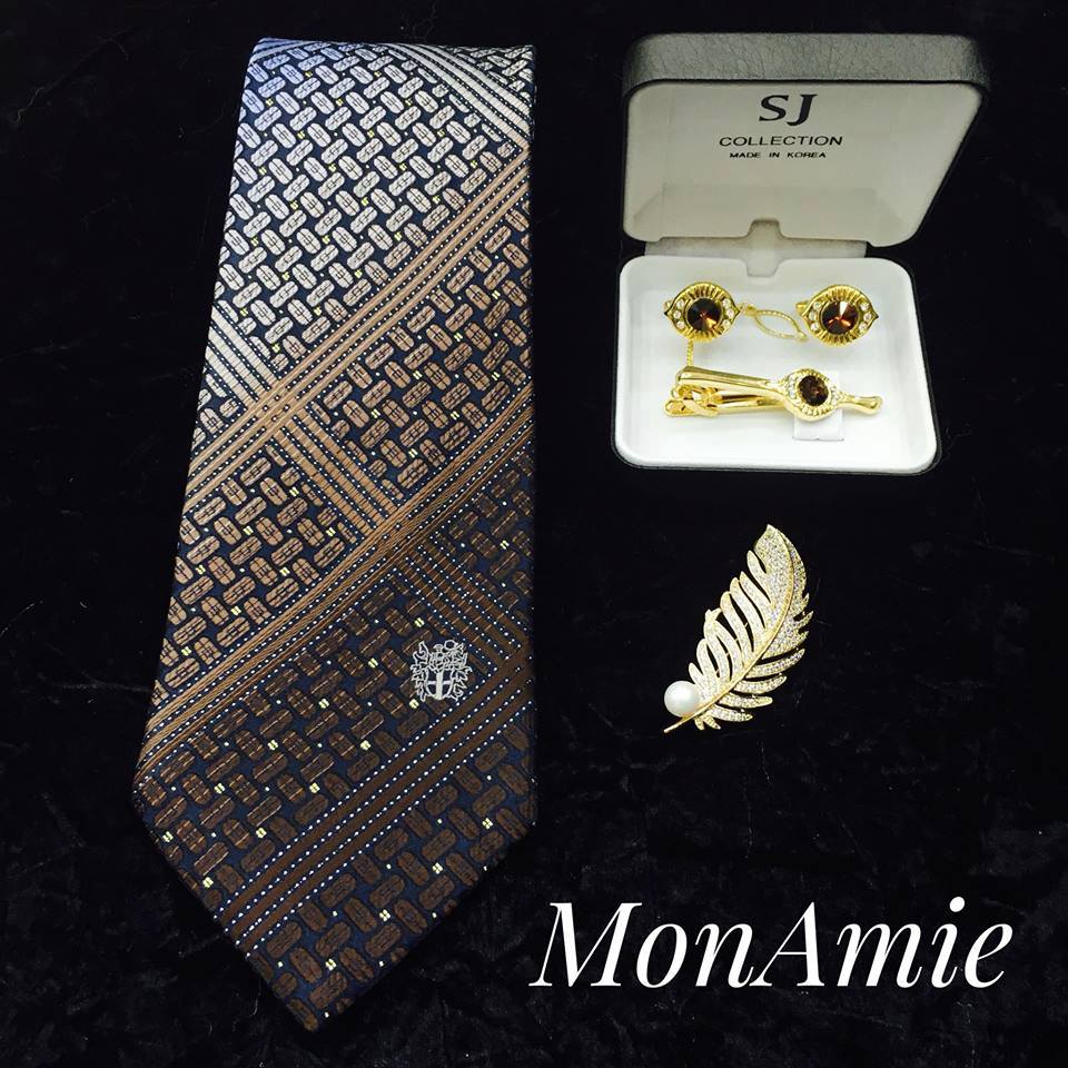 Mon Amie không chỉ là nơi may suit nam đẹp mà còn là nơi có những phụ kiện phù hợp dành cho các quý ông.