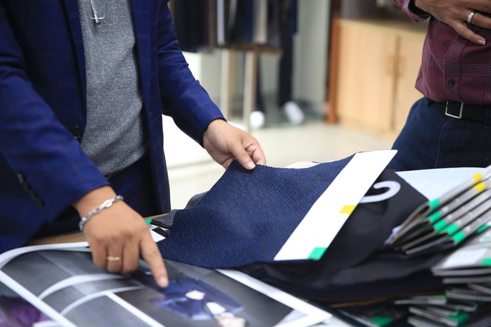 Bí kíp bỏ túi – Cách chọn vải may vest nam-quần tây nam đẹp chuẩn không cần chỉnh